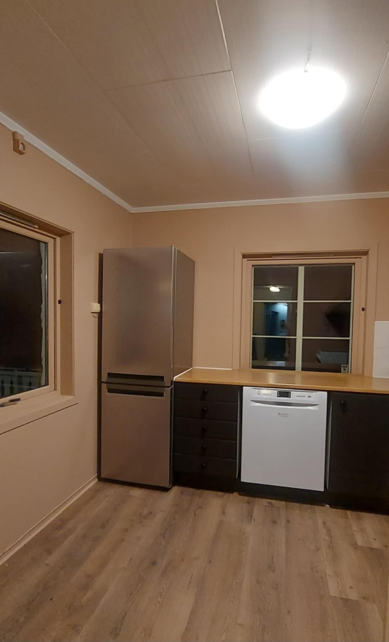 Kjøkken med stort kjøleskap